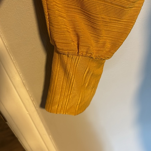 Dynamite Cropped Blouse - Picture 2 of 5